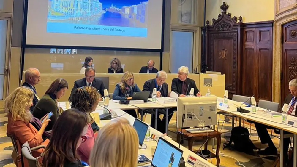 Lotta alla disinformazione e nuove sfide poste dall'intelligenza artificiale al centro dei lavori del Club di Venezia